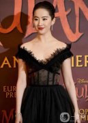 劉亦菲《花木蘭》試映會(huì)甜美亮相，顏值回?fù)魢?guó)外媒體質(zhì)疑