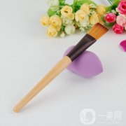 告別手指涂抹，這些化妝工具讓你的底妝更精致